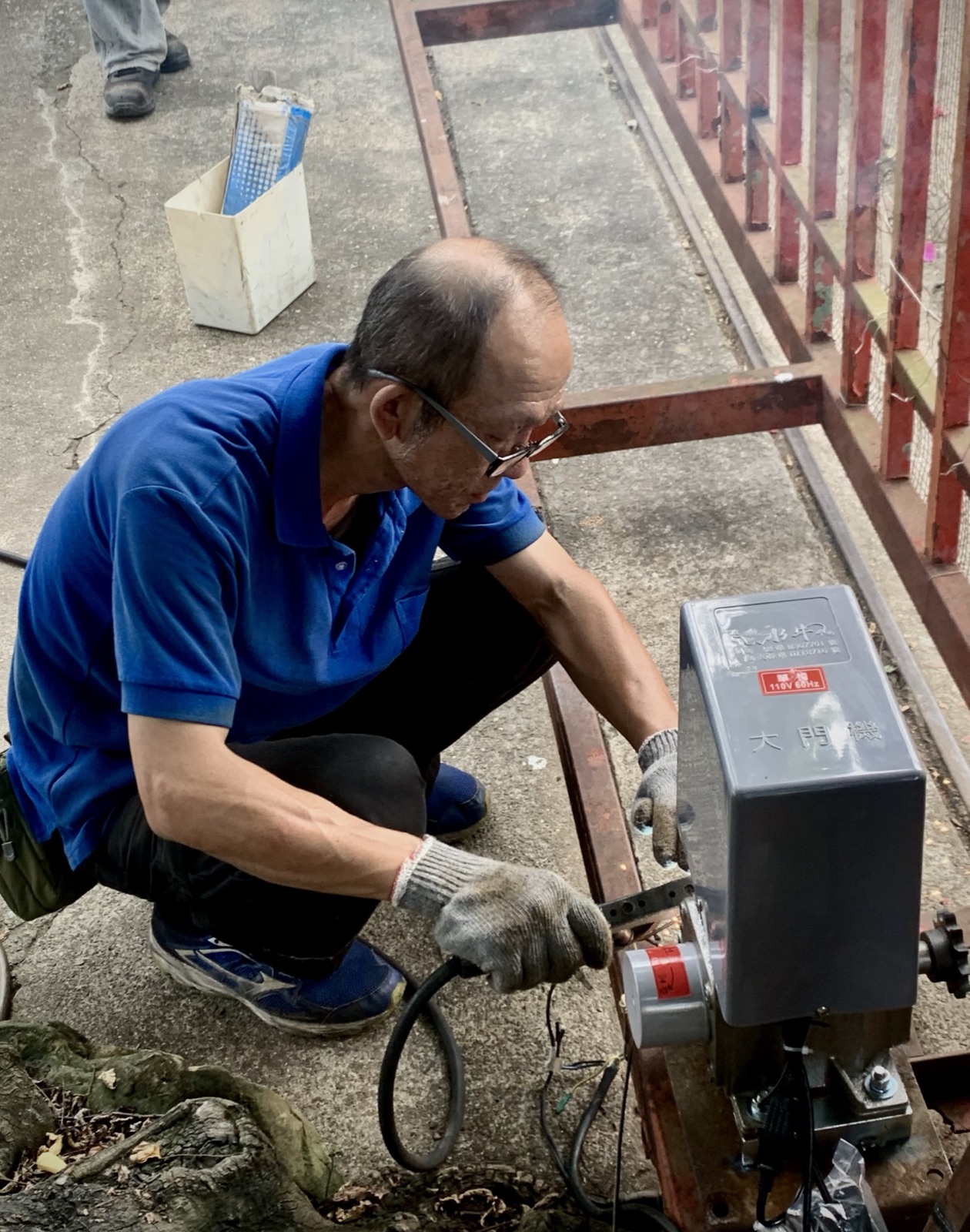 水牛大門機現場安裝，技師於大門旁安裝主機