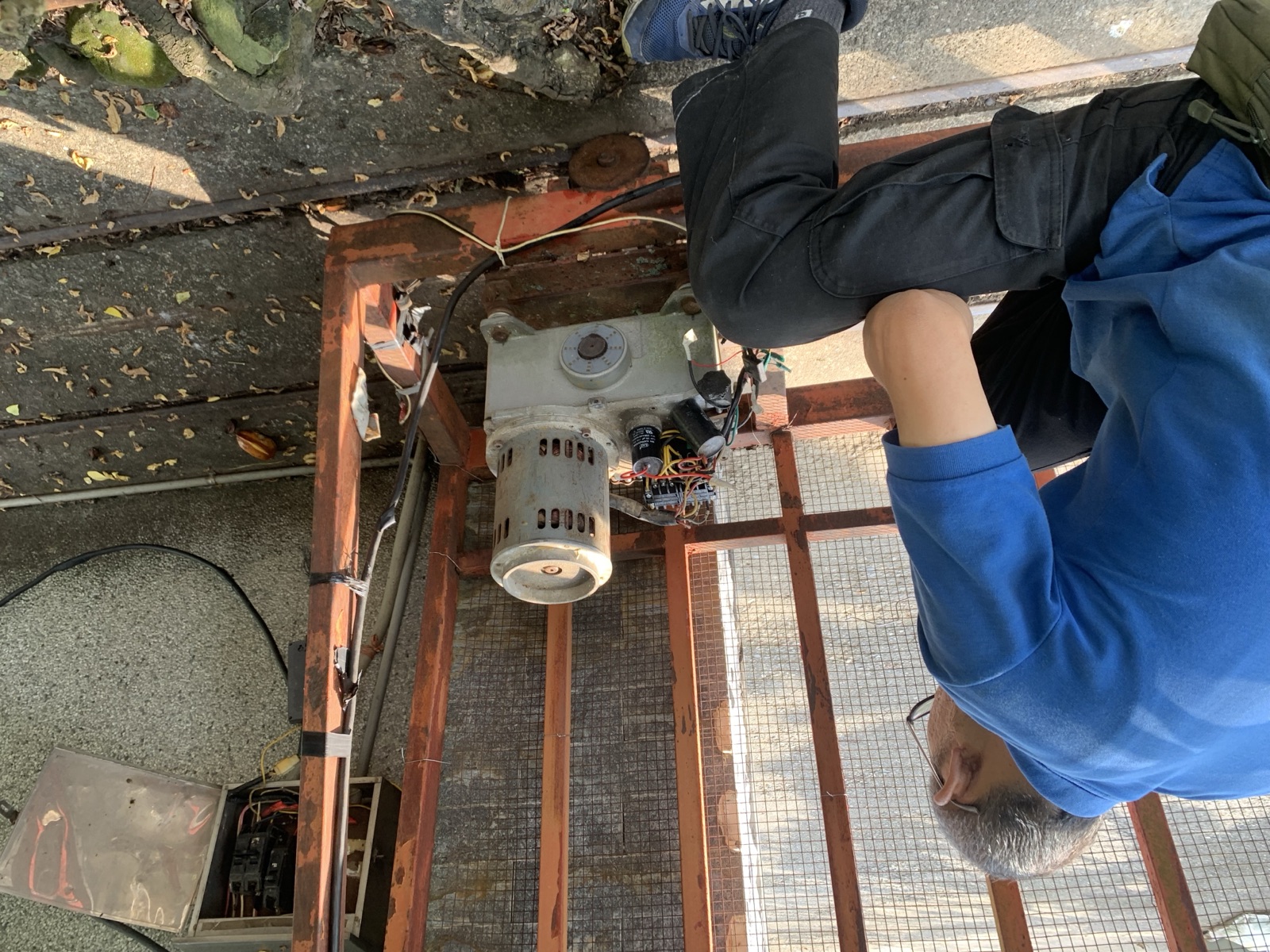 現場檢查已無法運轉的舊有雙軌鏈式大門機。