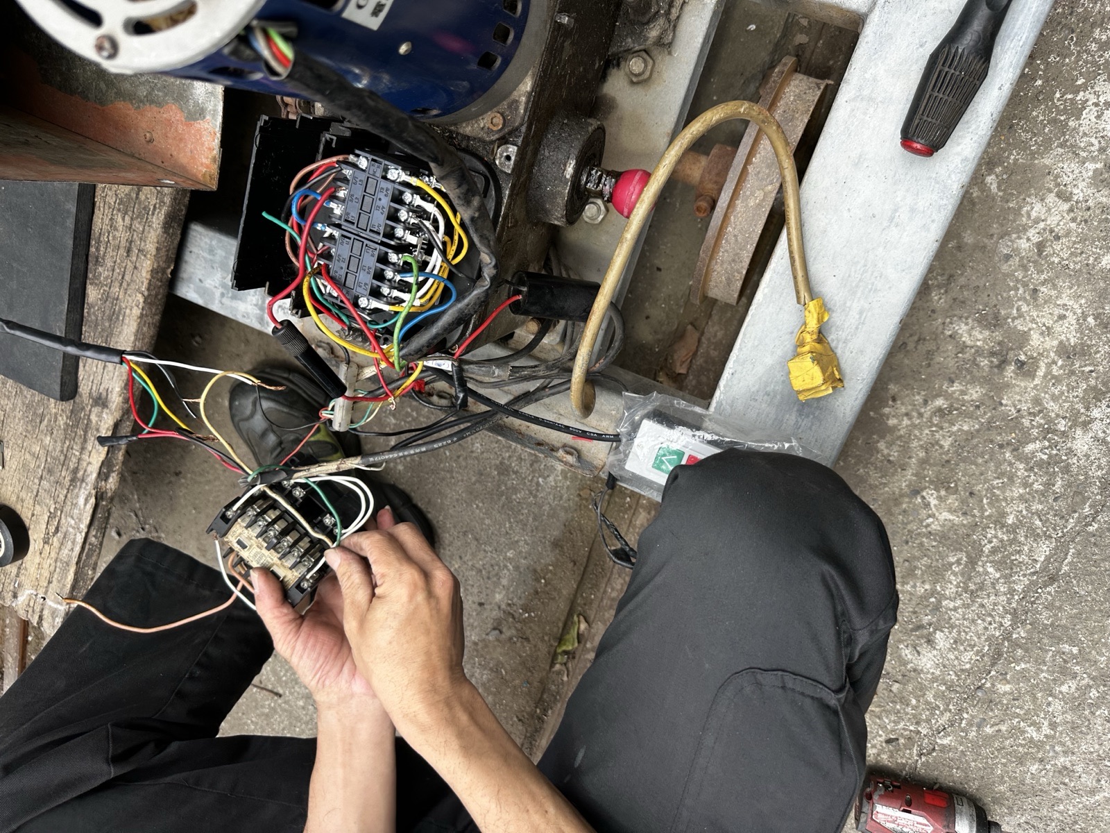 更換控制箱內故障電磁開關並重新接線。