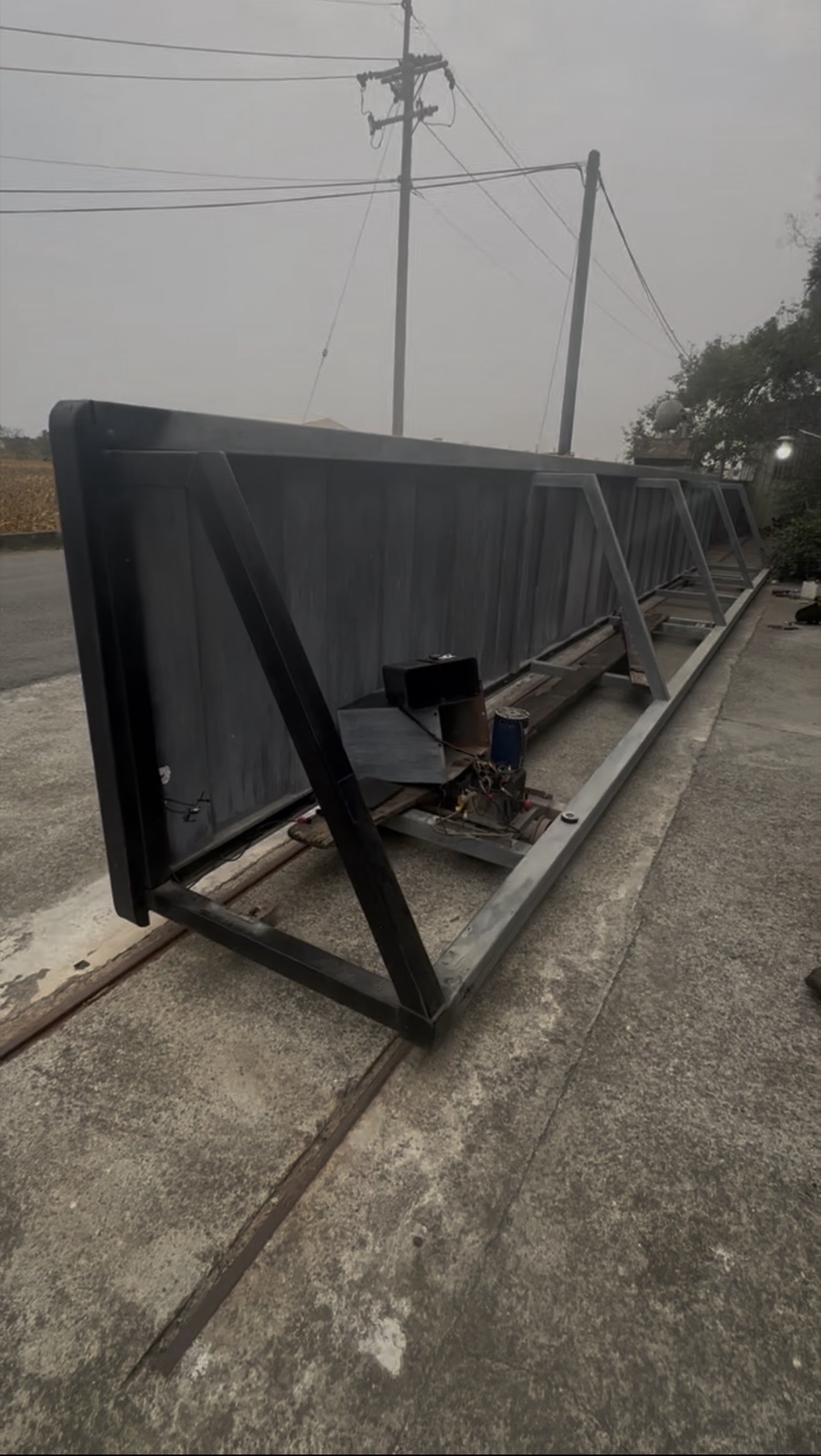 維修完成後進行開關門測試，確認雙軌門恢復正常運作。