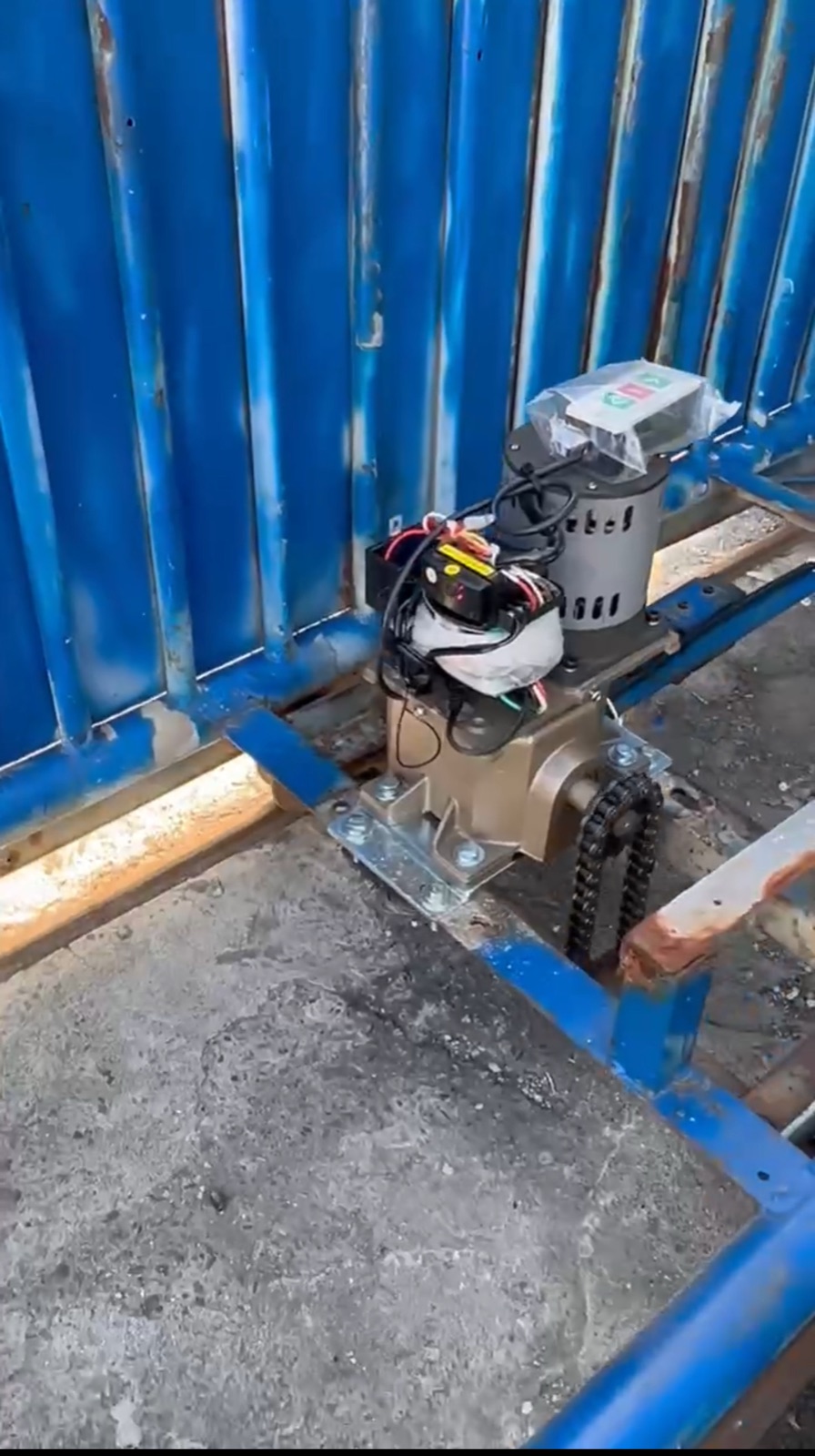 安裝新的水牛鏈式大門機。