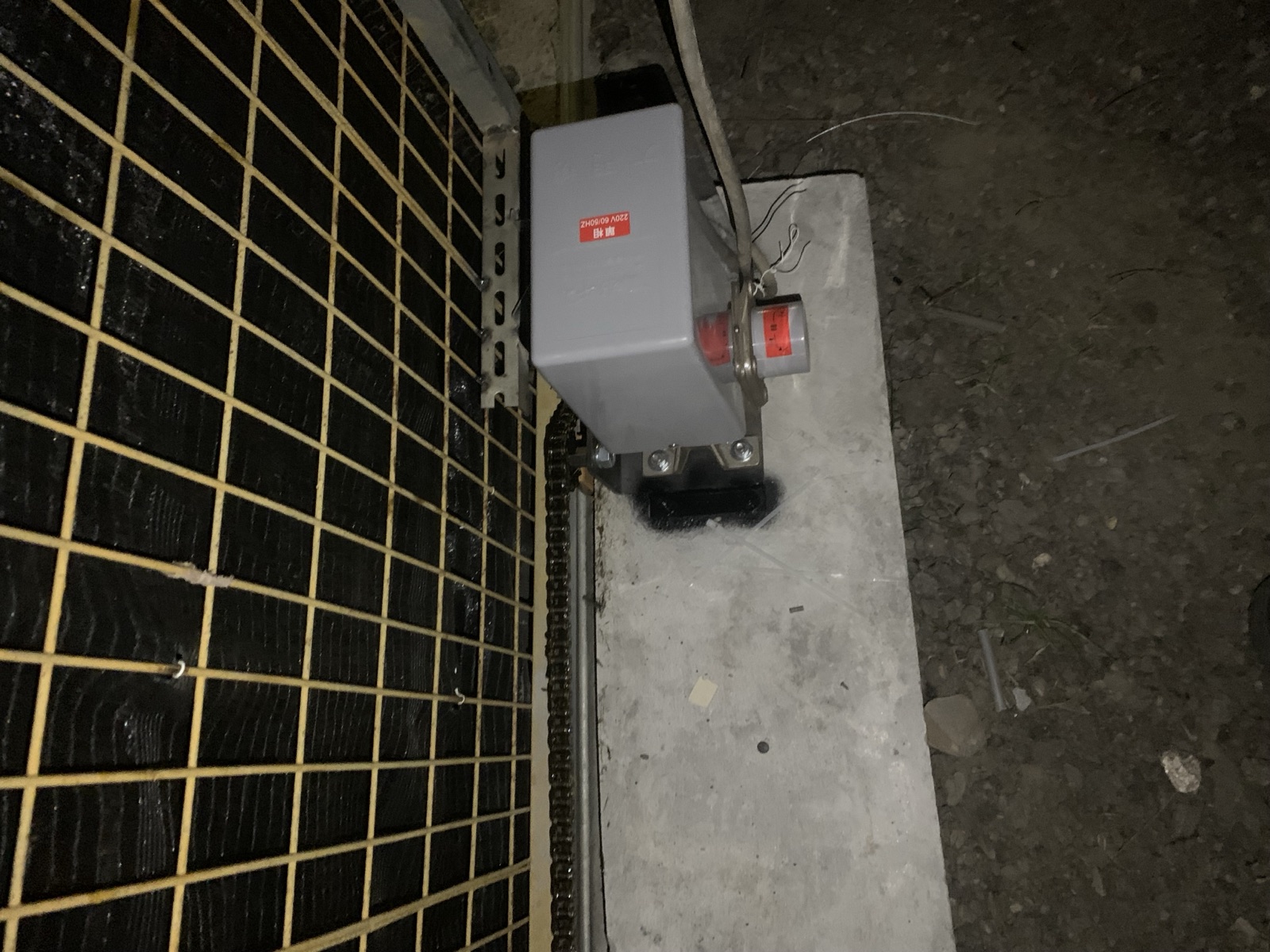 養雞場完成單軌鏈排式大門機安裝，原本手動的大門已升級為電動開關。