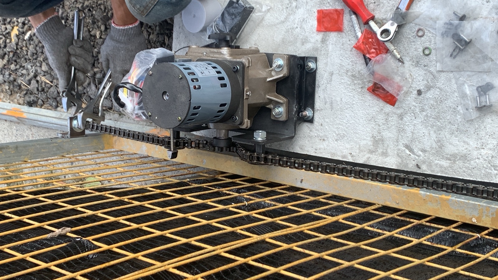 安裝水牛單軌鏈排式大門機。